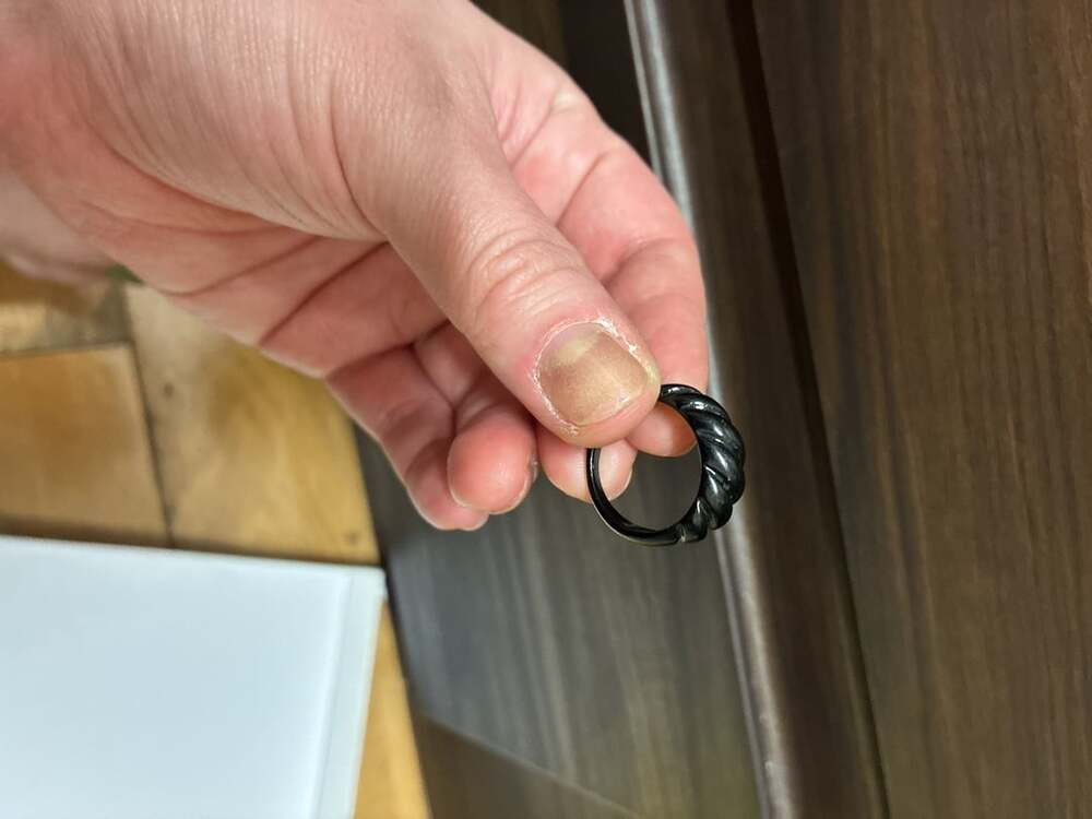 Vintage 1980s Black Carved Ribbed Dome Band Ring